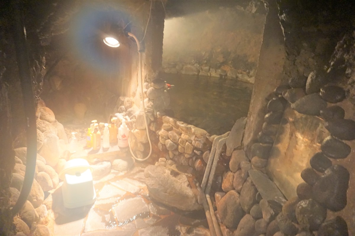 名物の岩穴風呂