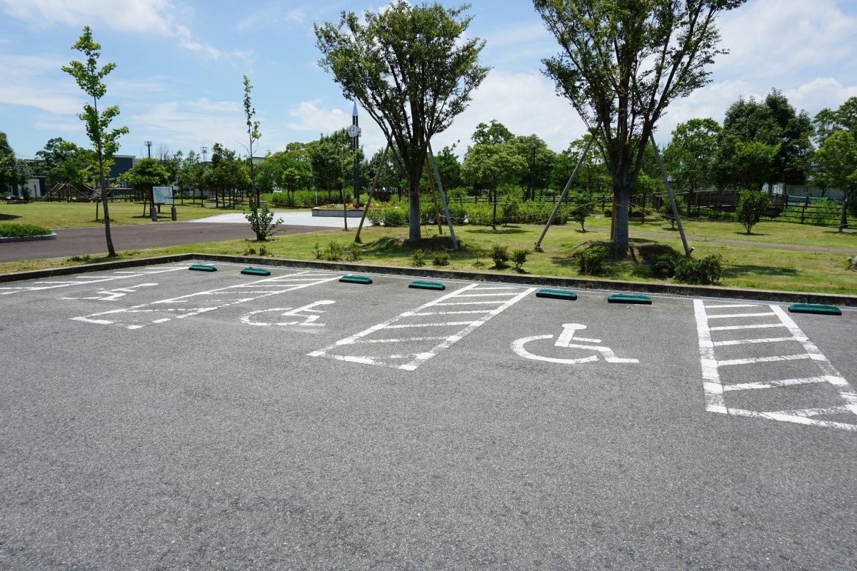 北側駐車場 身障者等用駐車場