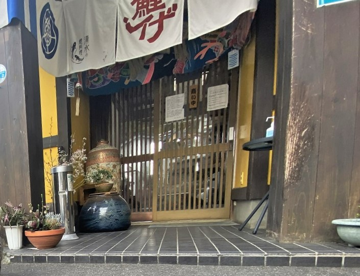 出入口前に5センチほどの段差があります