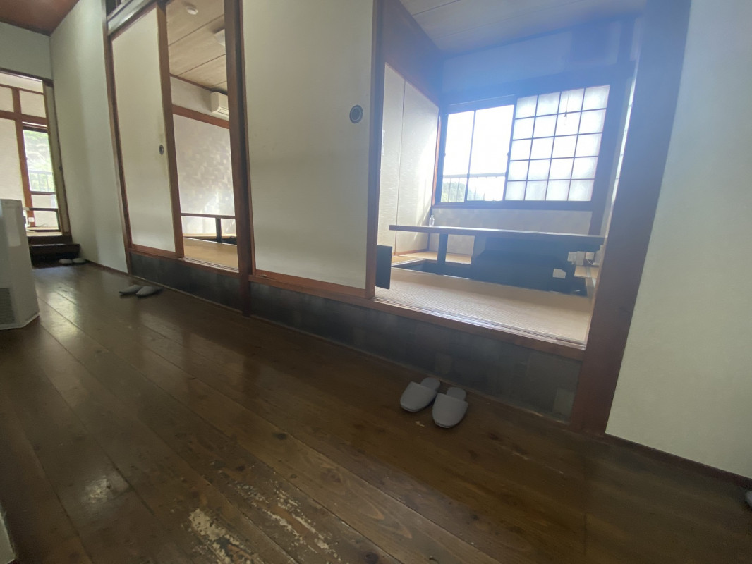 2階個室の入り口は小上がりの段差があります