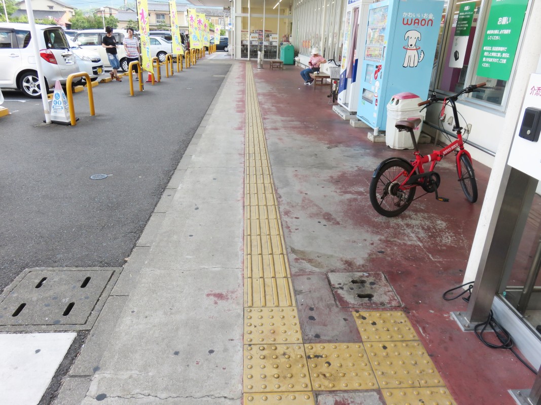 出入口まで誘導ブロック設置