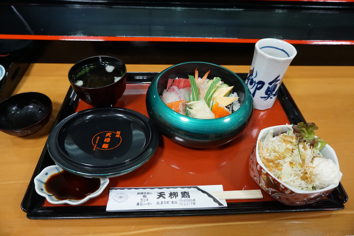 ランチタイムは海鮮丼が半額！