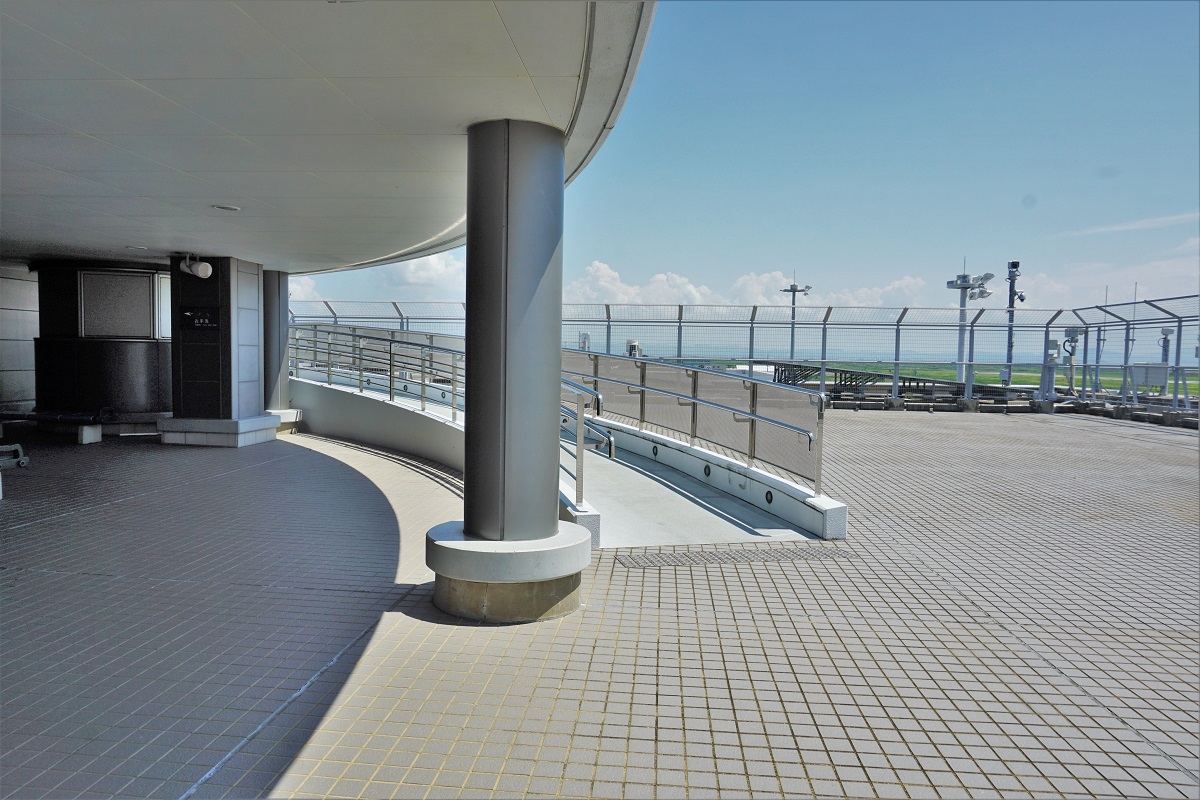 屋上には展望デッキまでのスロープあり