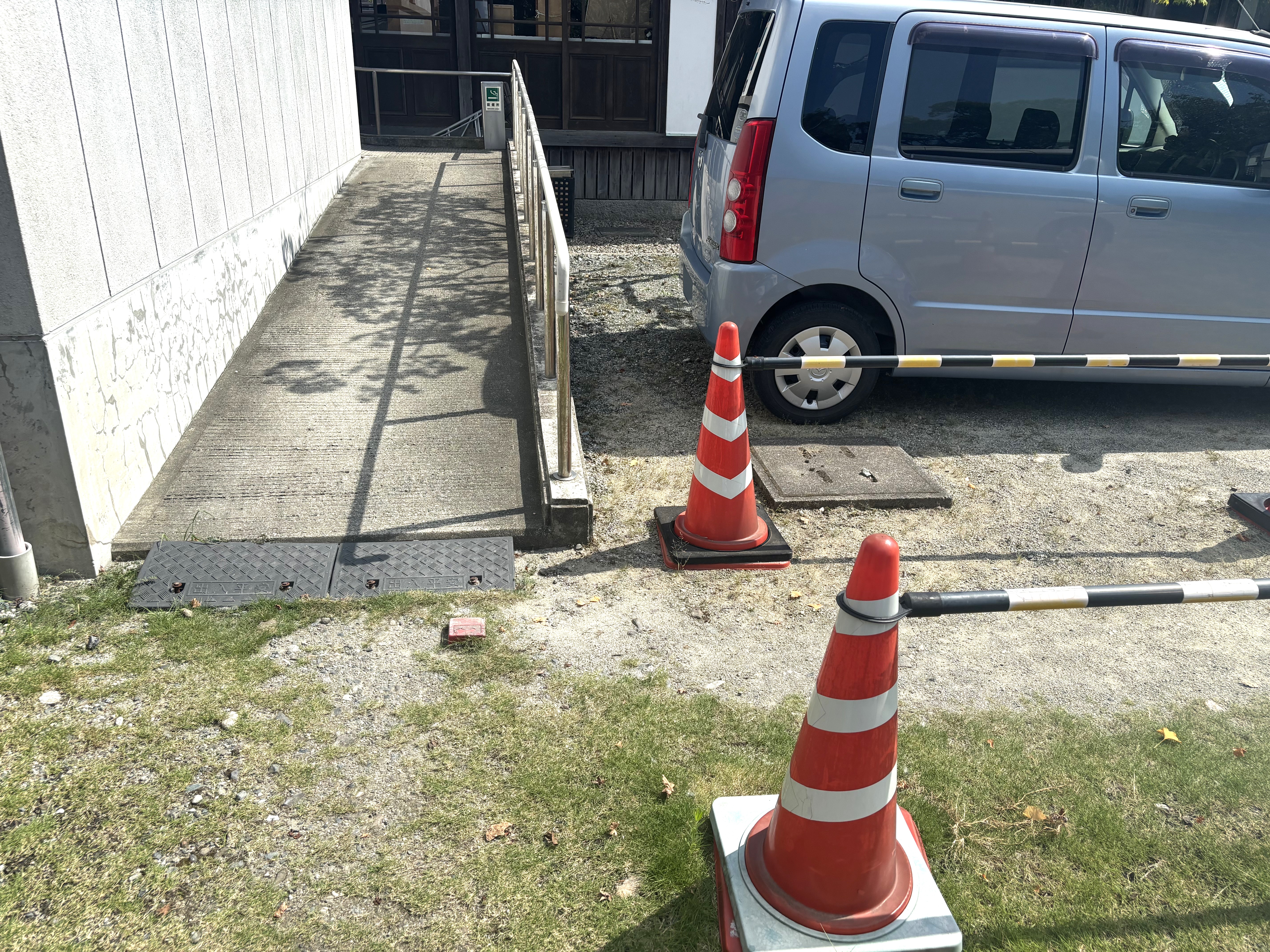 駐車場奥のスロープ