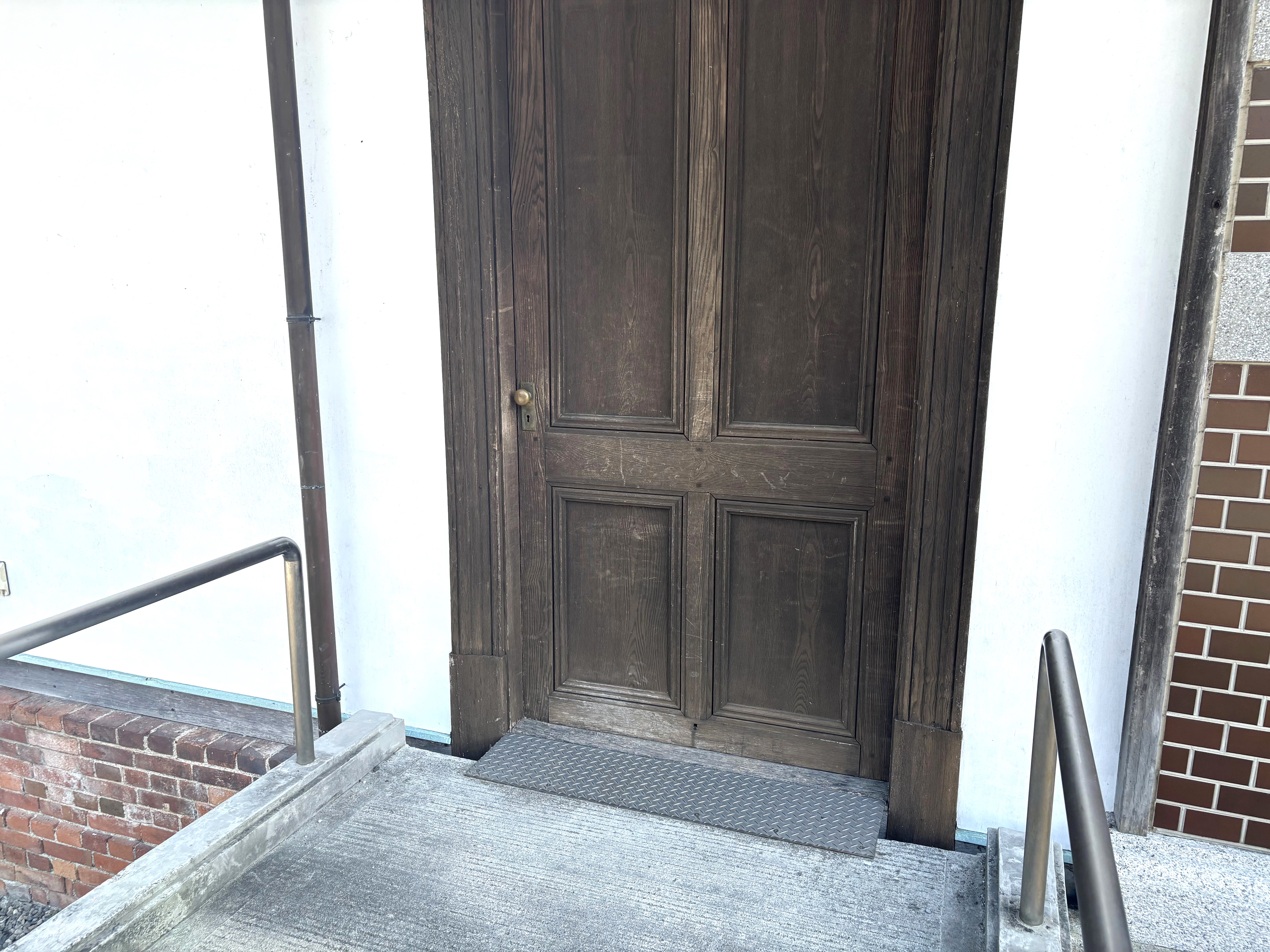 正面玄関横のスロープからの出入口