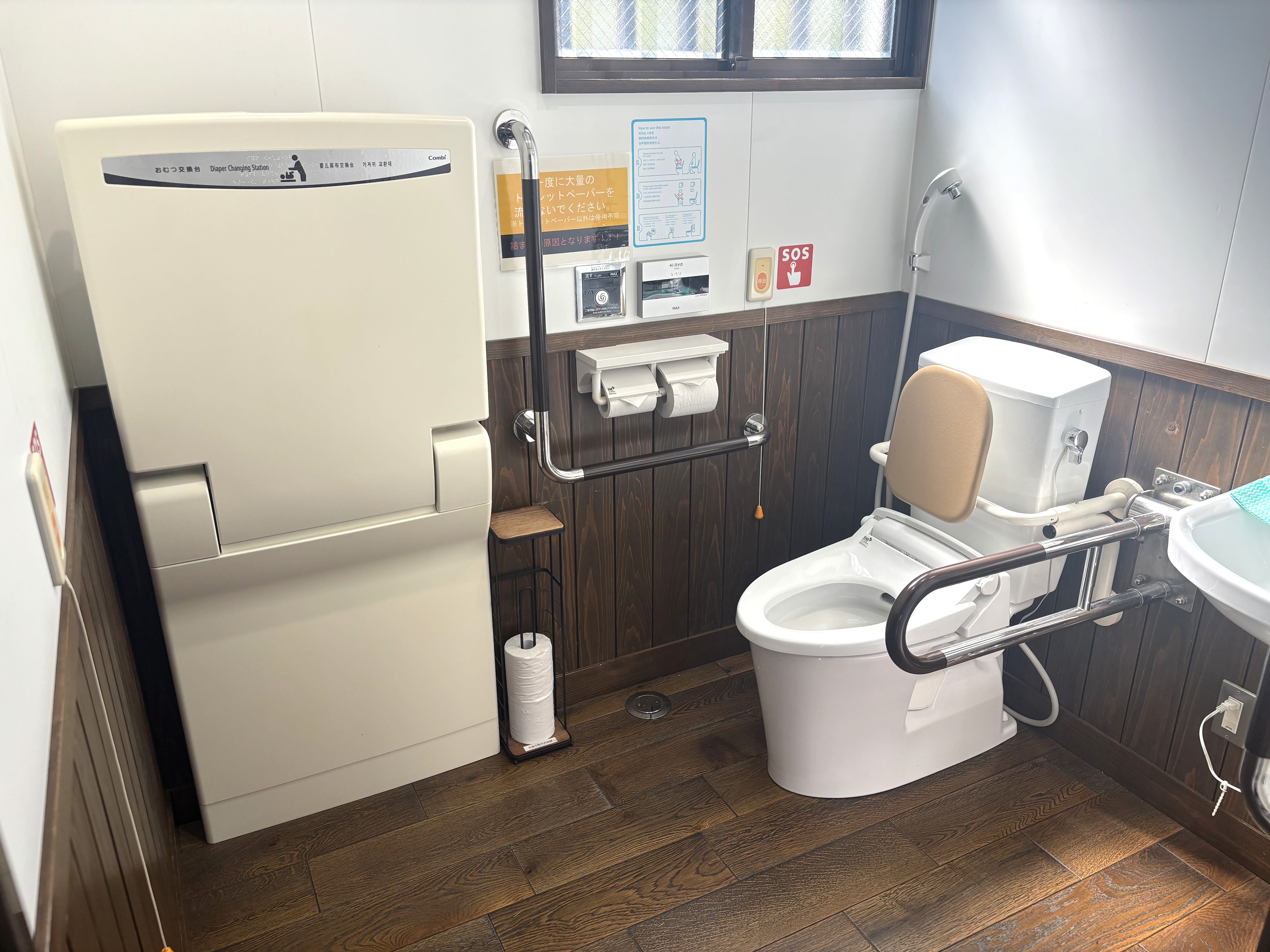 車いす対応トイレとおむつ交換台