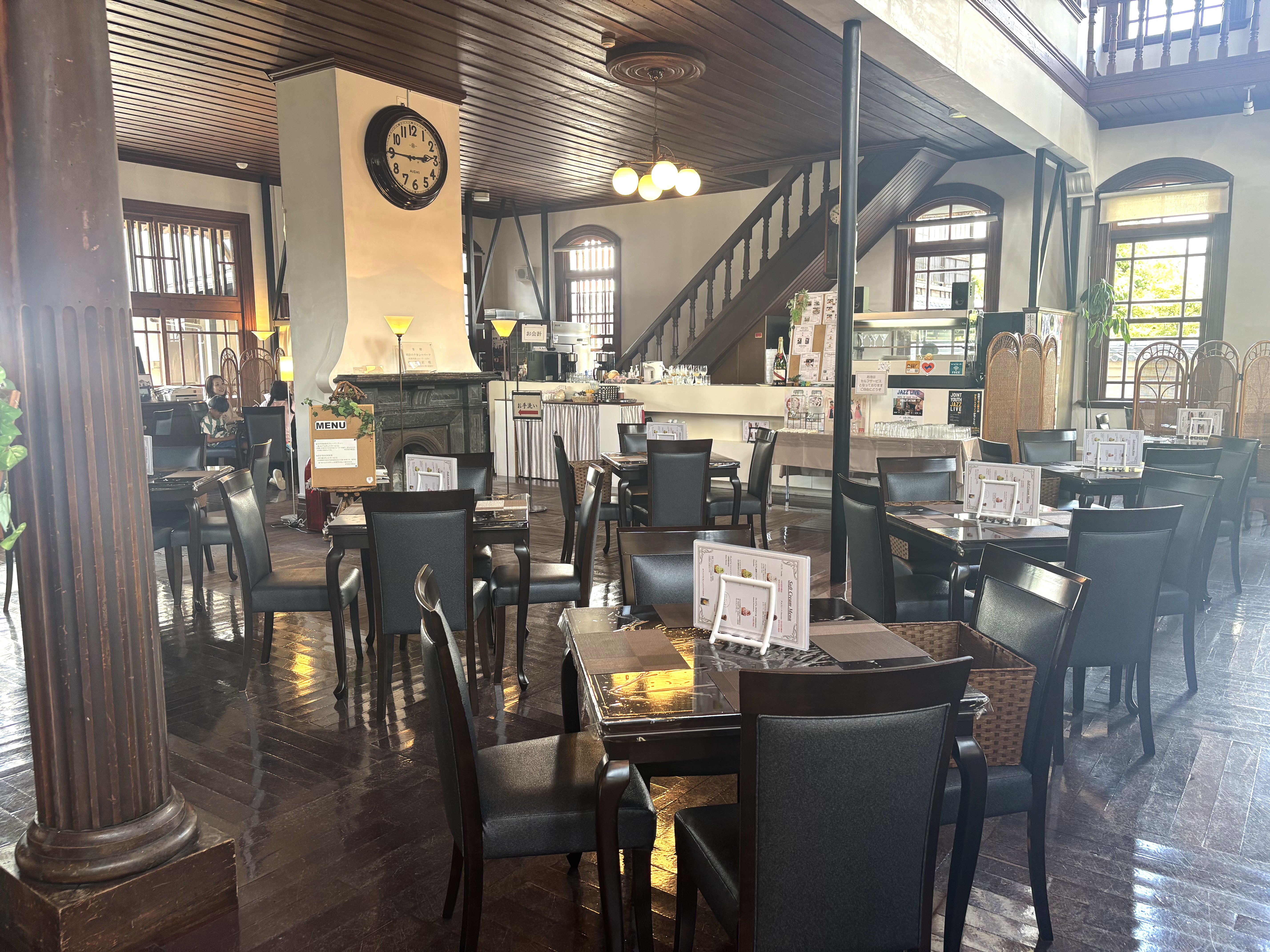 テーブル席です