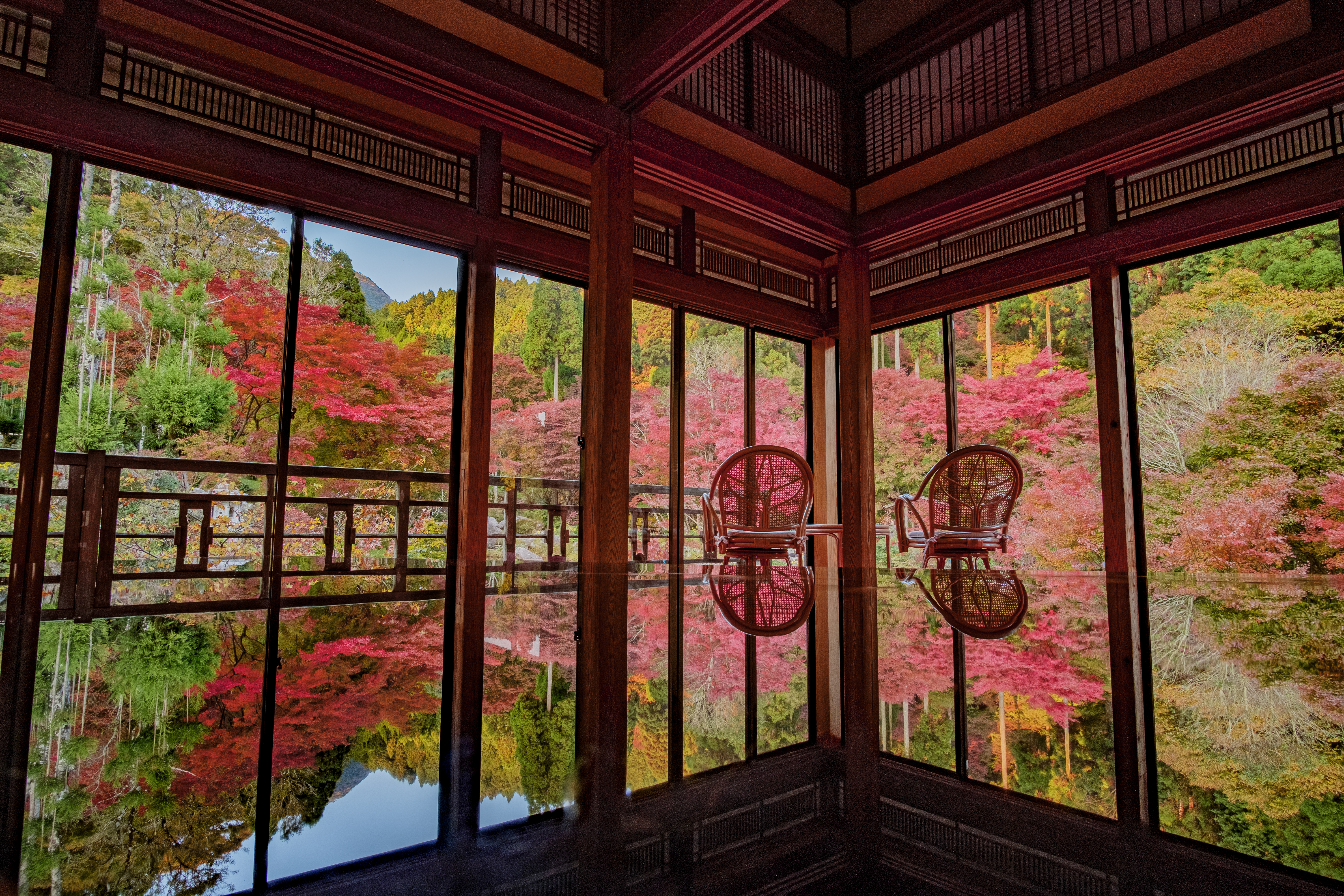 紅葉リフレクション写真　2階の広間にて撮影可能
