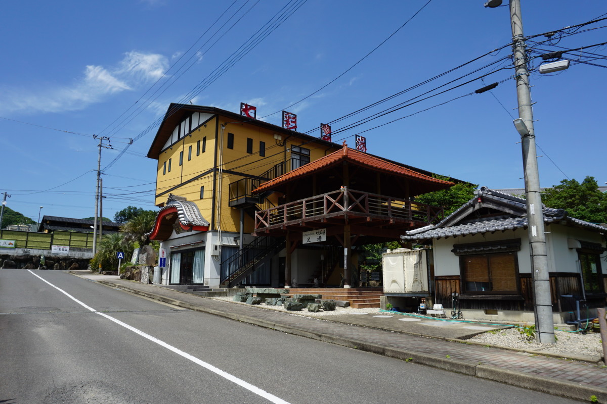 正面入り口の横に足湯コーナー