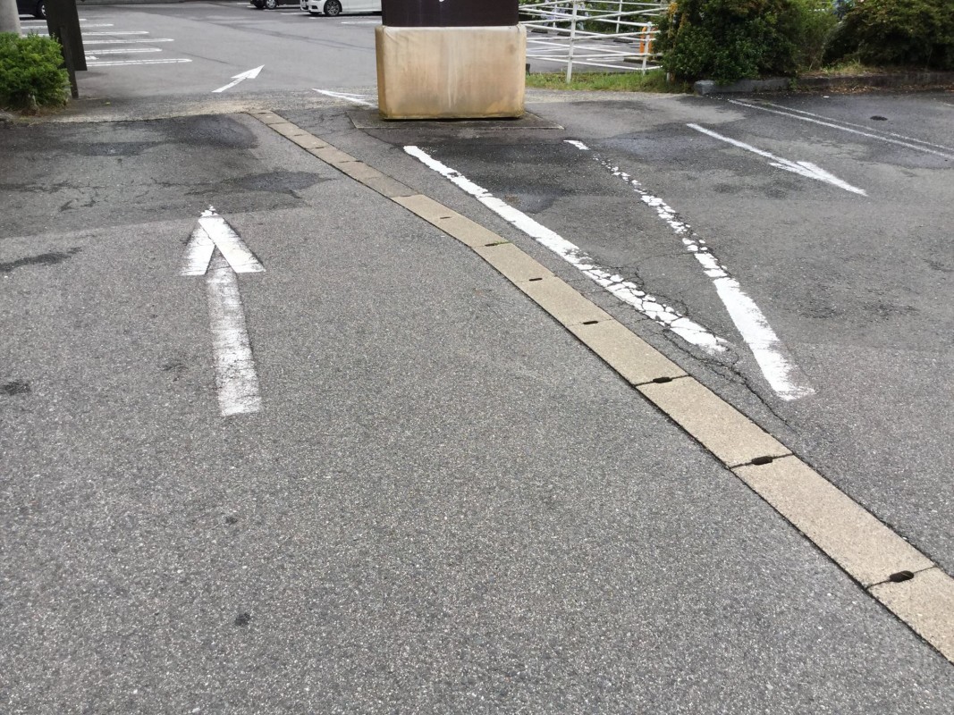 道路側より看板を挟んで左側が入り口、右側が出口