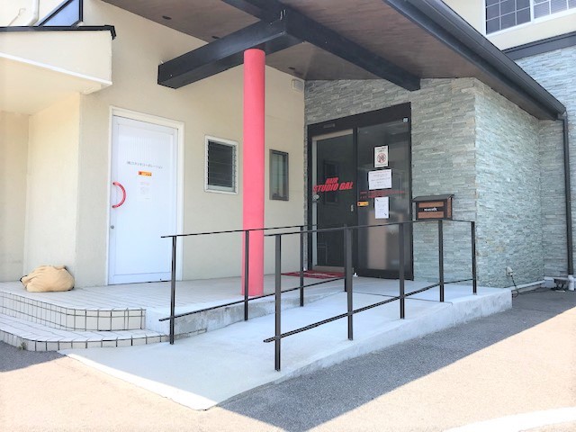 10センチほどの段差が2段、さがすたいる補助金を活用しスロープ設置しました