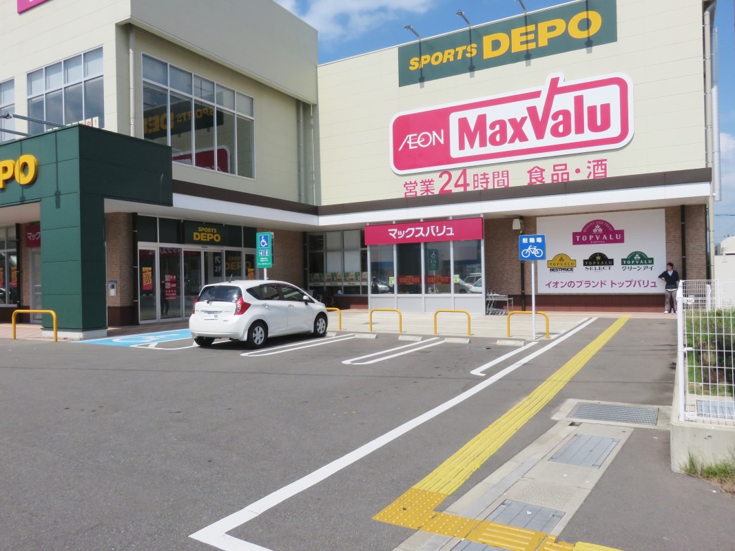 敷地内から店舗前まで誘導ブロックあり