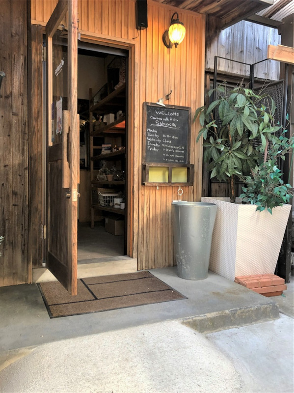 出入口前はスロープあり