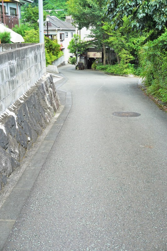 店舗前の道は坂道
