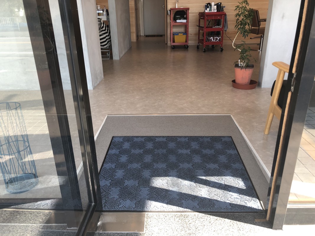 スロープは車いすでのぼれる程度の傾斜