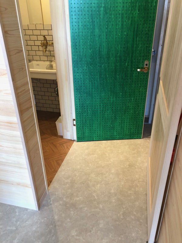 トイレの扉は開き戸