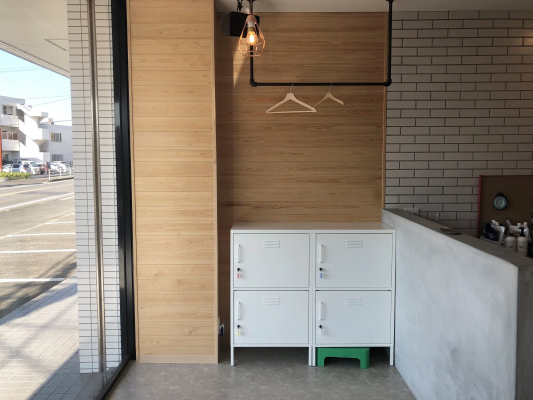 荷物入れのロッカーあり