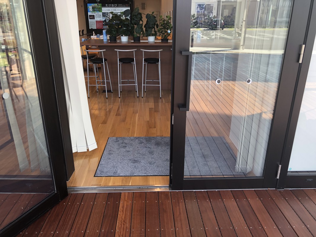 庁舎西側のホールへの出入口