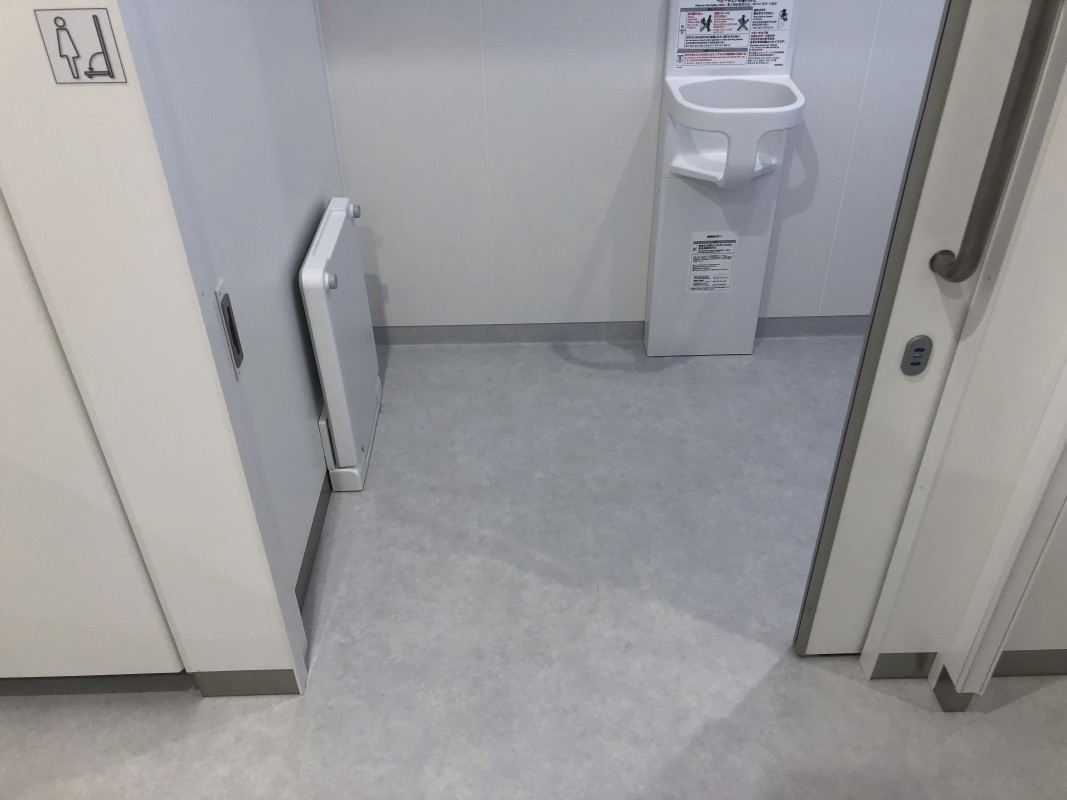 衣類等の着脱用の台あり