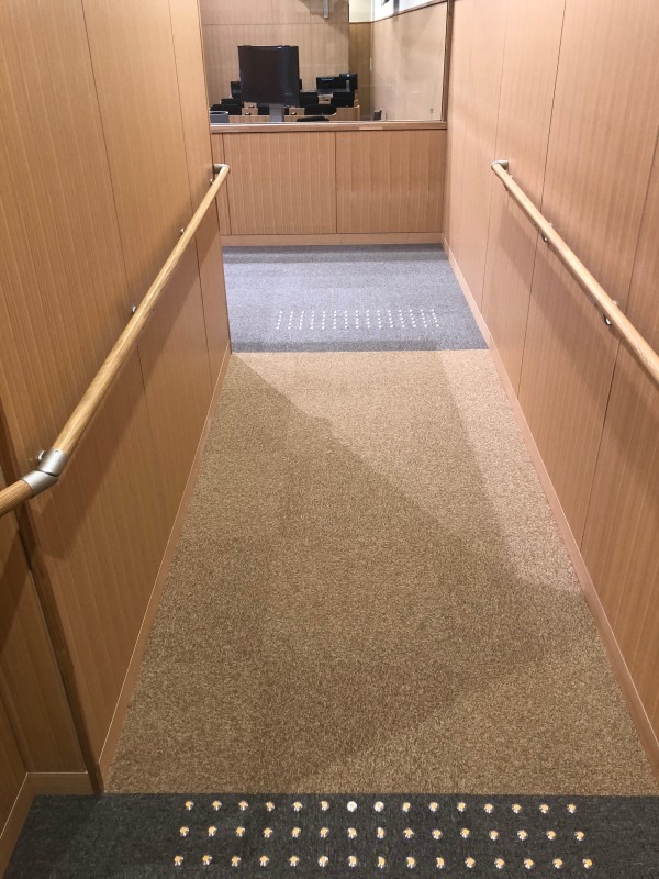 6階議場(傍聴席へのアプローチ・スロープあり)