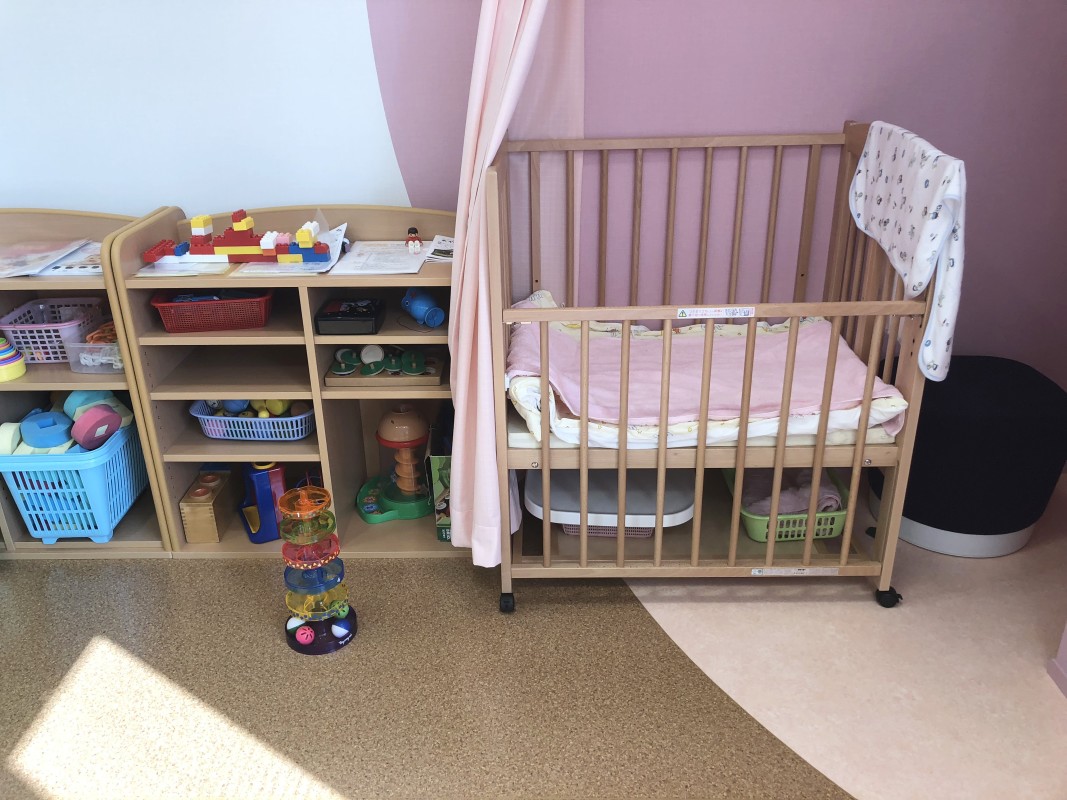 ベビーベッドあり