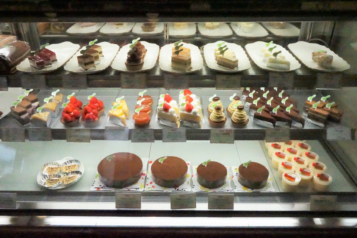 無添加のケーキが並ぶ、中央下のショコラは人気メニュー（季節によってショーケースの内容は変わります）