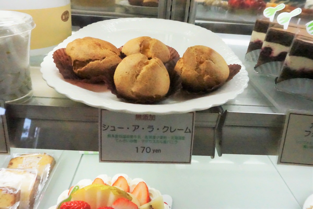 人気№1のシュークリーム、他にシフォンケーキやロールケーキも人気です