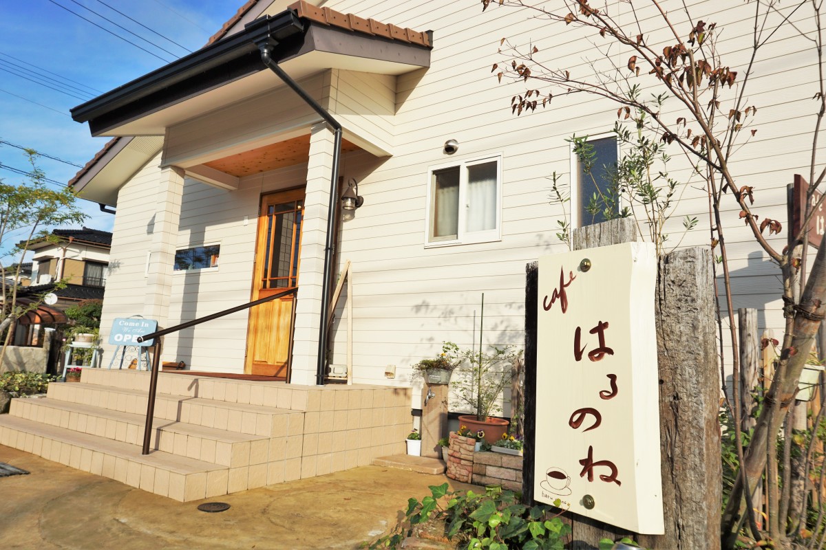 入り口の前には4段の階段あり（手すり付き）