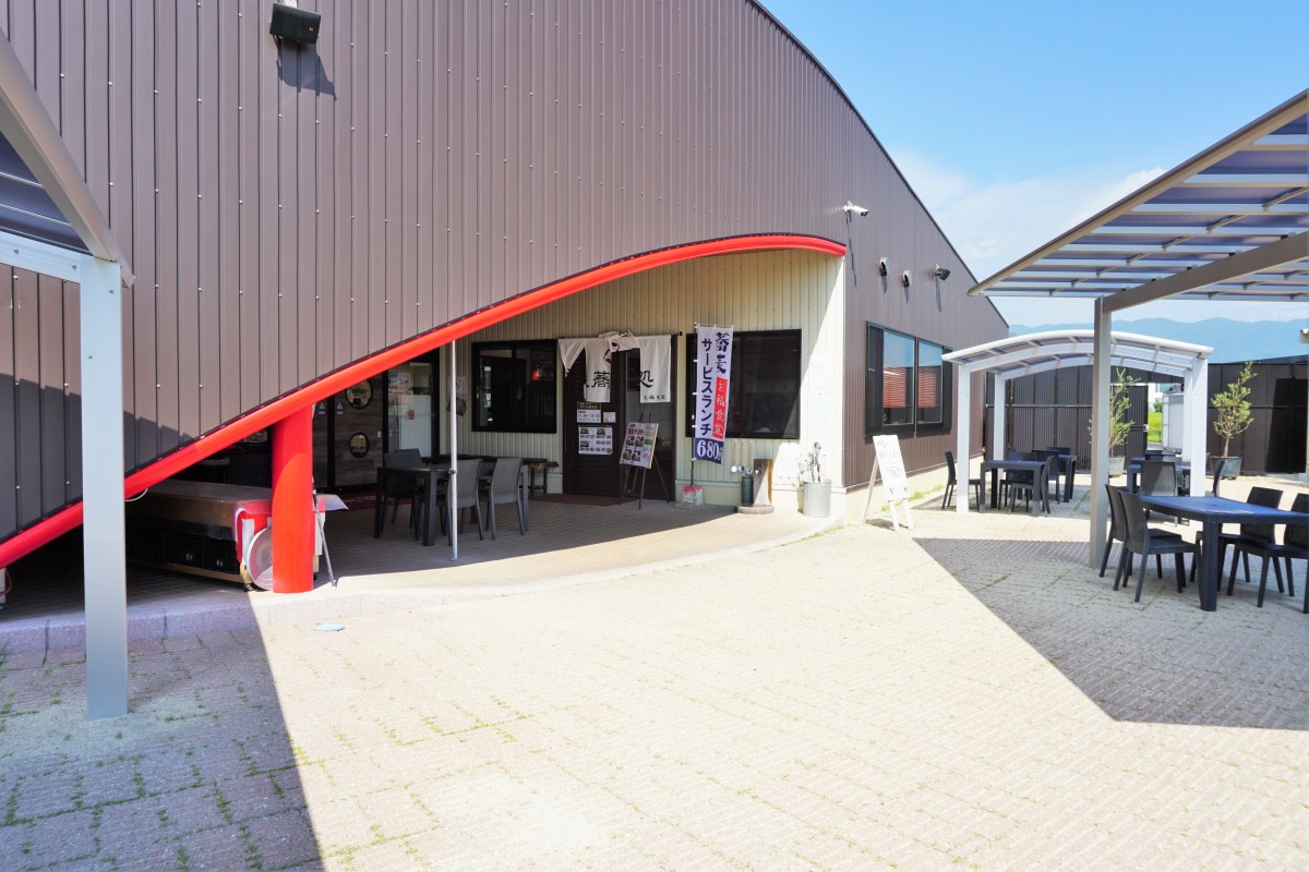 建物東側出入り口そばにお福食堂出入り口あり