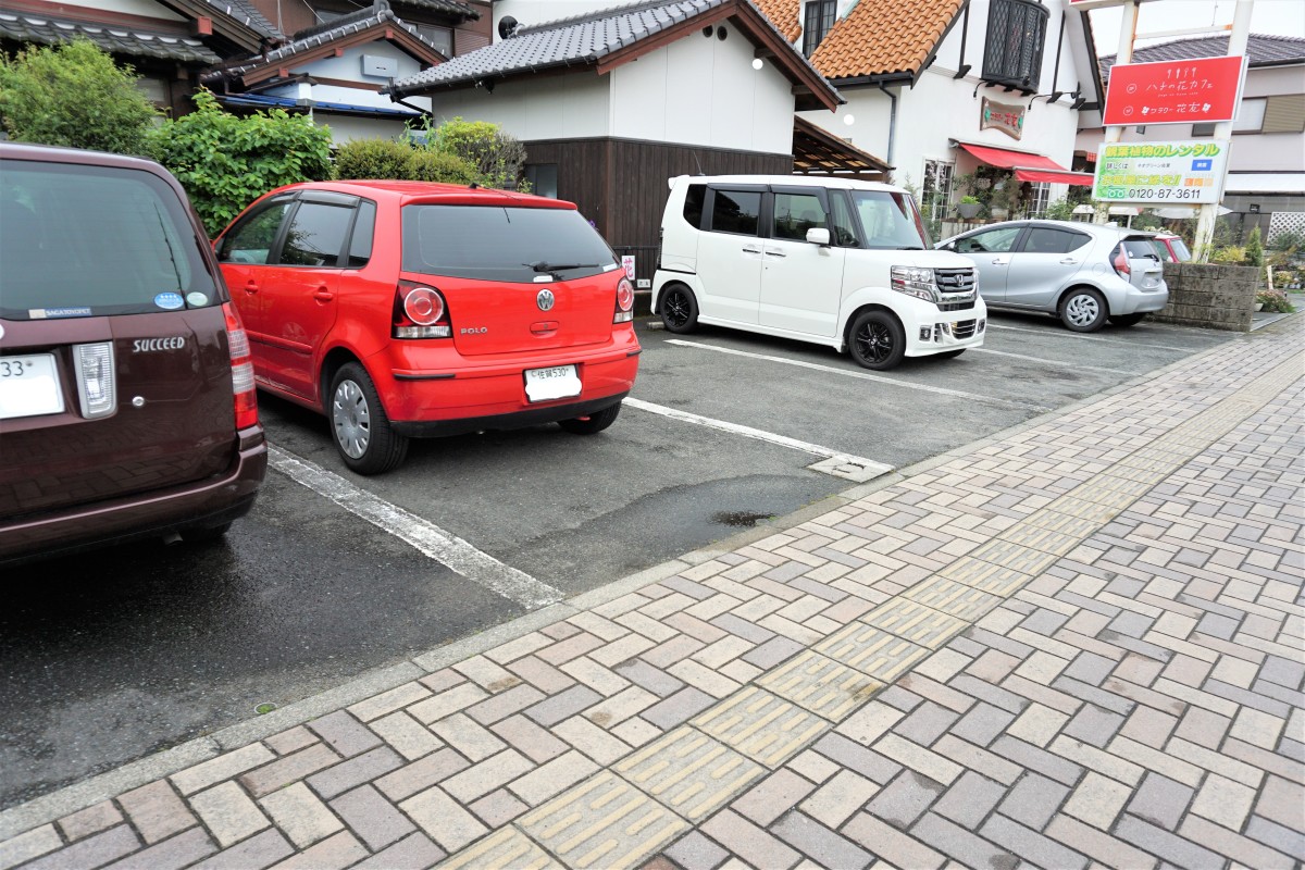 建物隣に駐車場あり