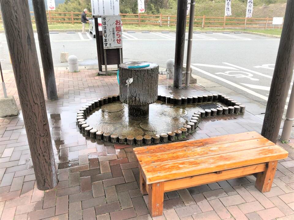 無料で天然湧き水を汲むことができる