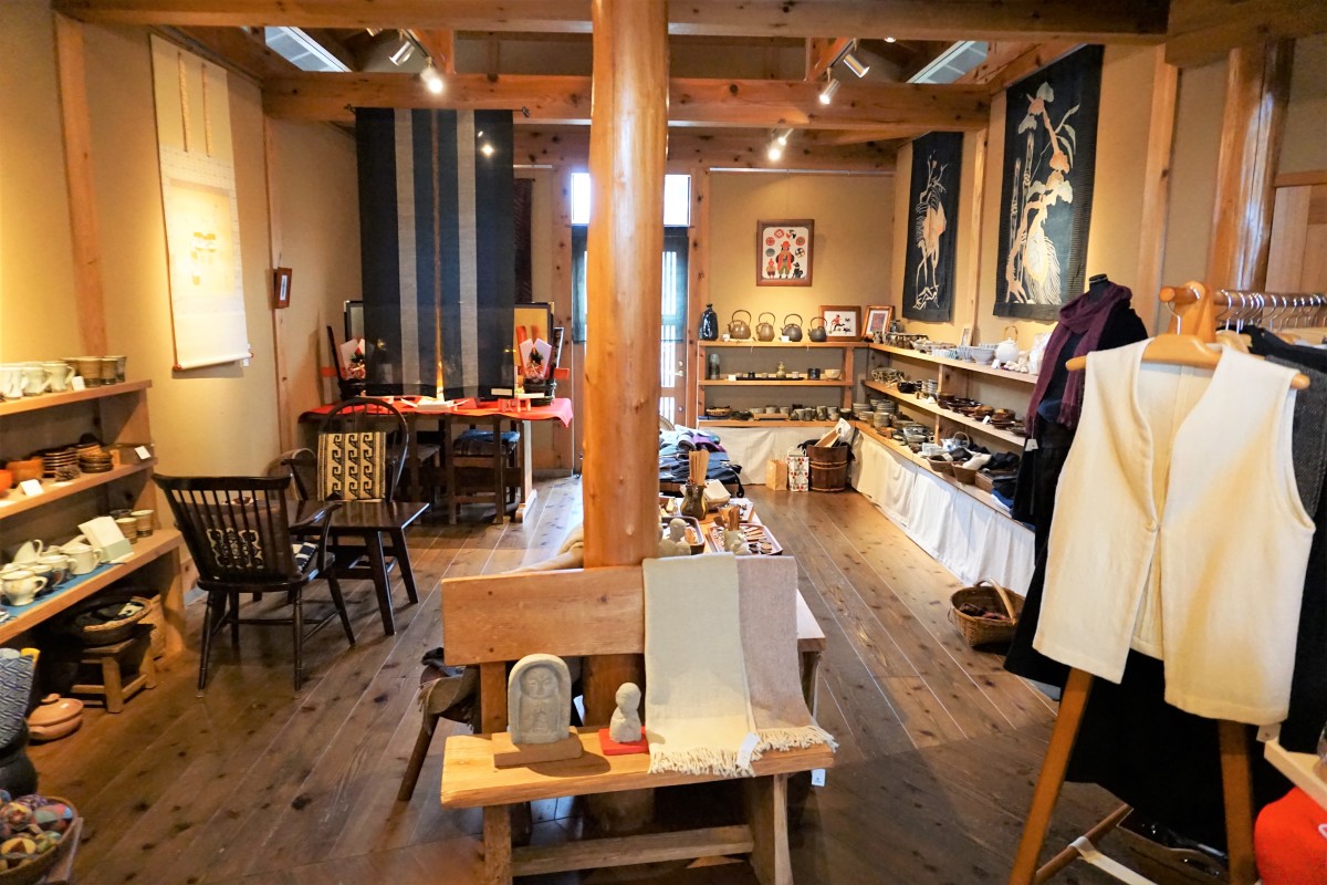 日本の手仕事品の販売展示コーナー