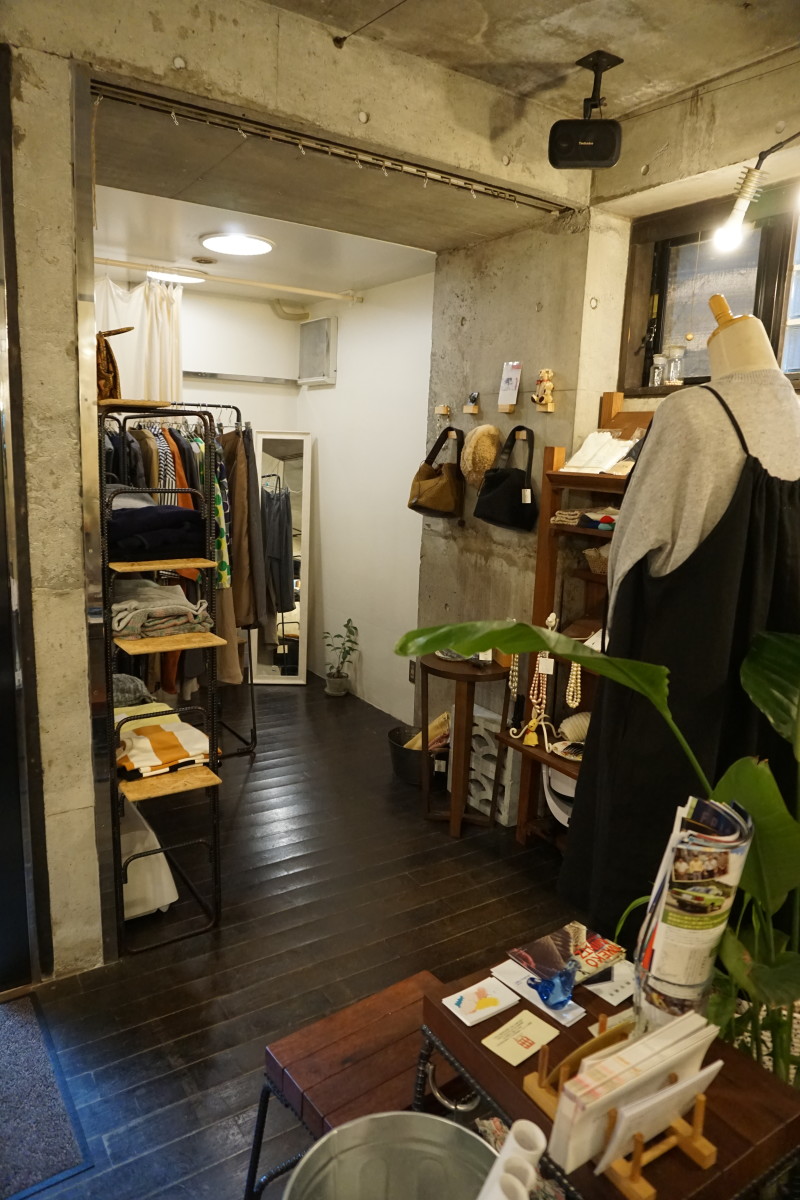 身体のためを思った雑貨や衣類が並ぶスペース