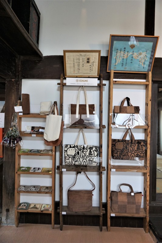 当時の酒袋を利用して作られたグッズの販売あり