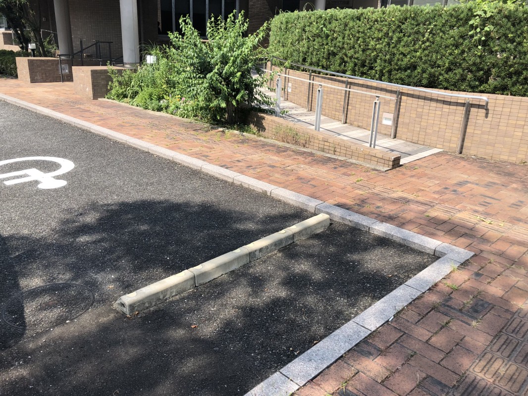 西側駐車場(車椅子用駐車場)からスロープへ