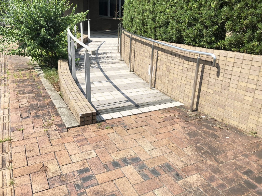 西側入り口横スロープ