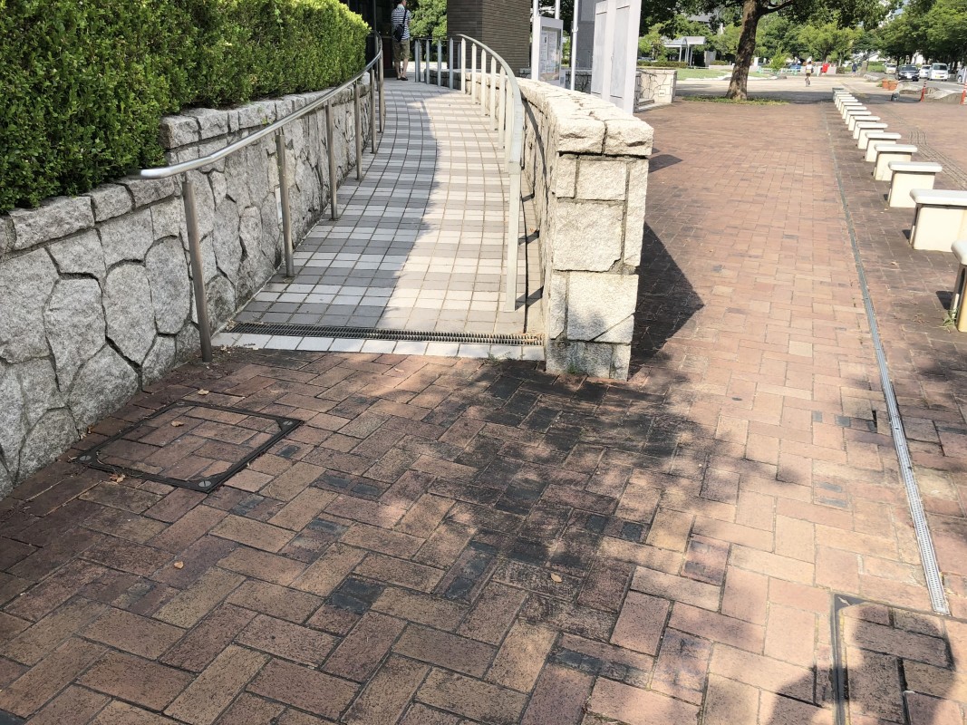 東側入り口横スロープ