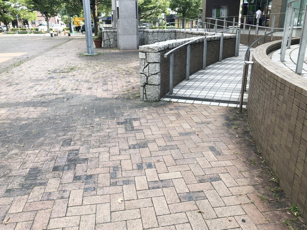 東側入り口横スロープ