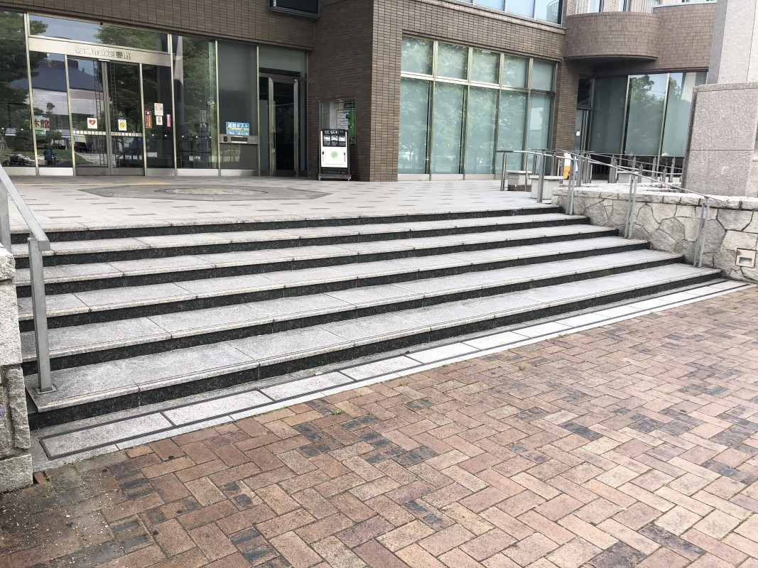 東側入り口前段差(6段)