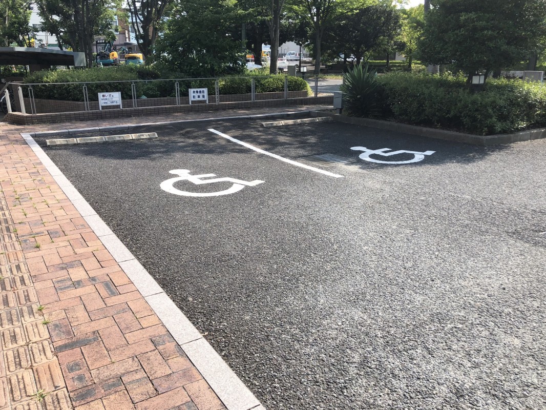 西側駐車場(車椅子用駐車場)