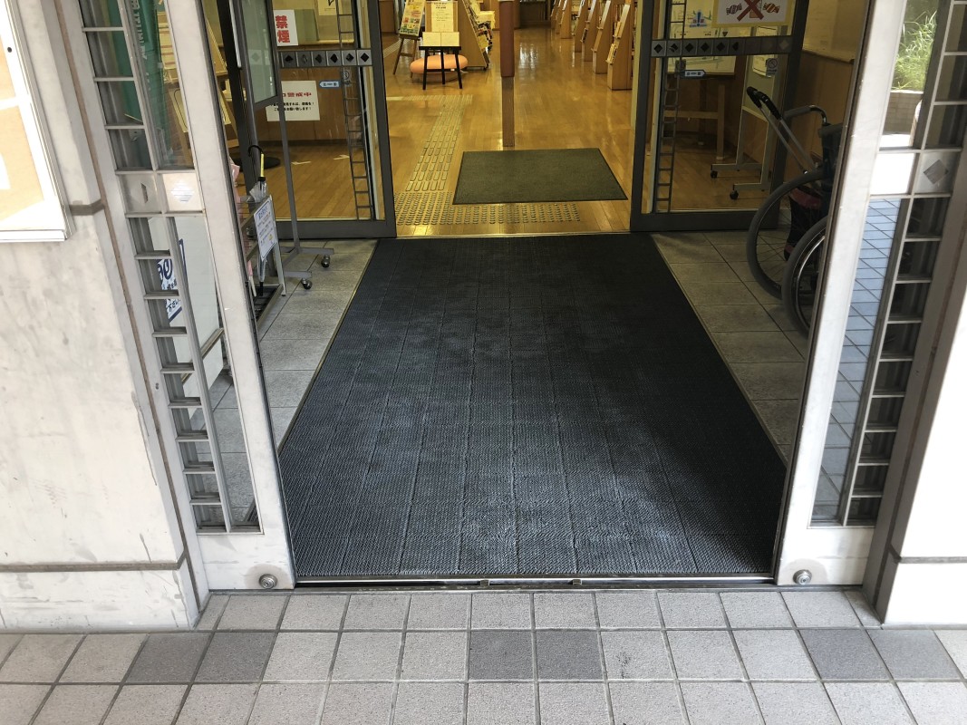 西側入り口(自動ドア)