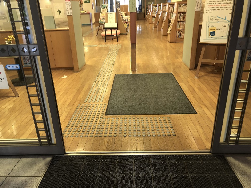 西側入り口(自動ドア)