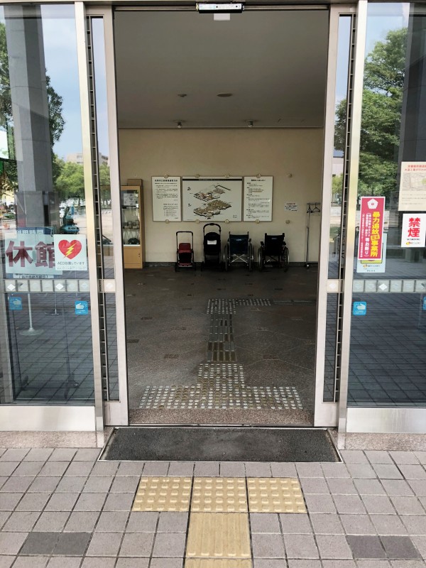 東側入り口(自動ドア)