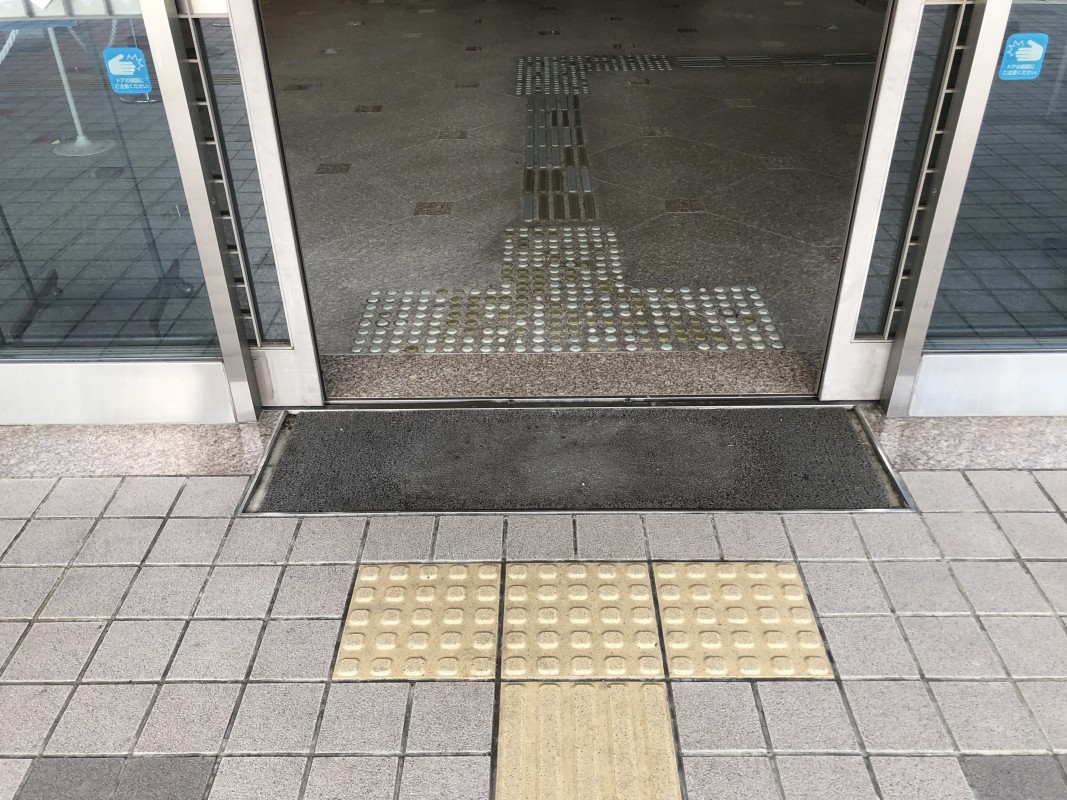 東側入り口(自動ドア)