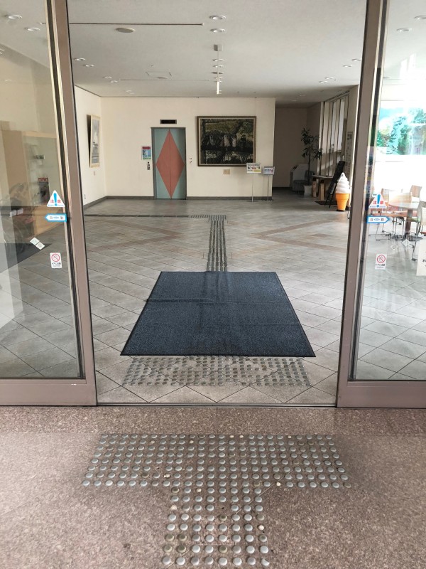 東側入り口(自動ドア)