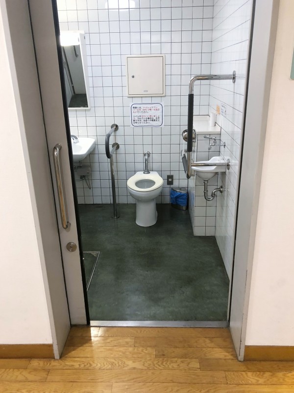 多目的トイレ入り口