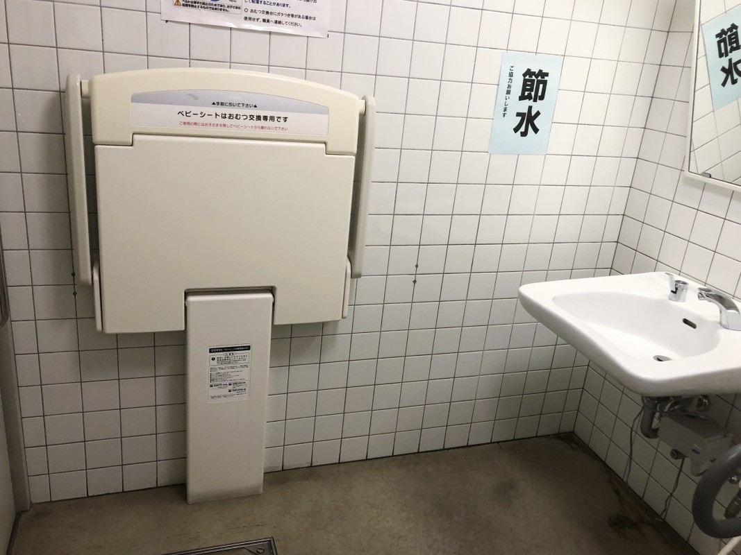 トイレ内おむつ交換台