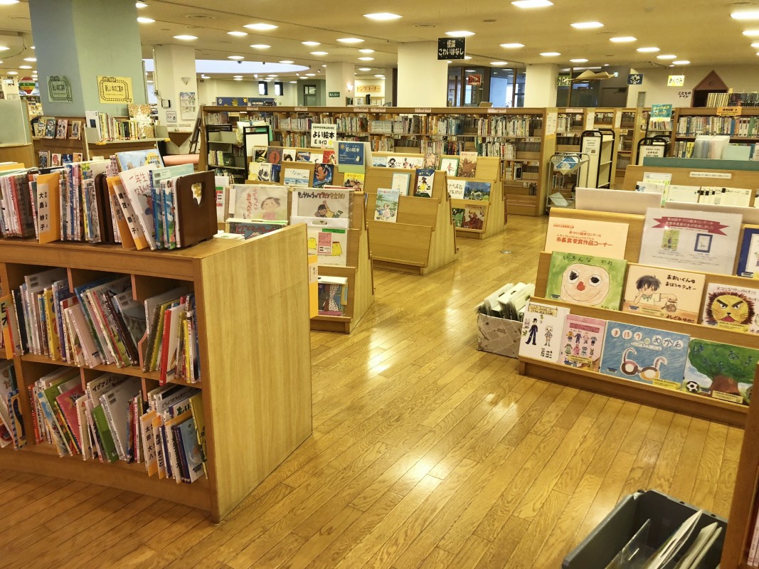 館内(1階)子どもの本コーナー