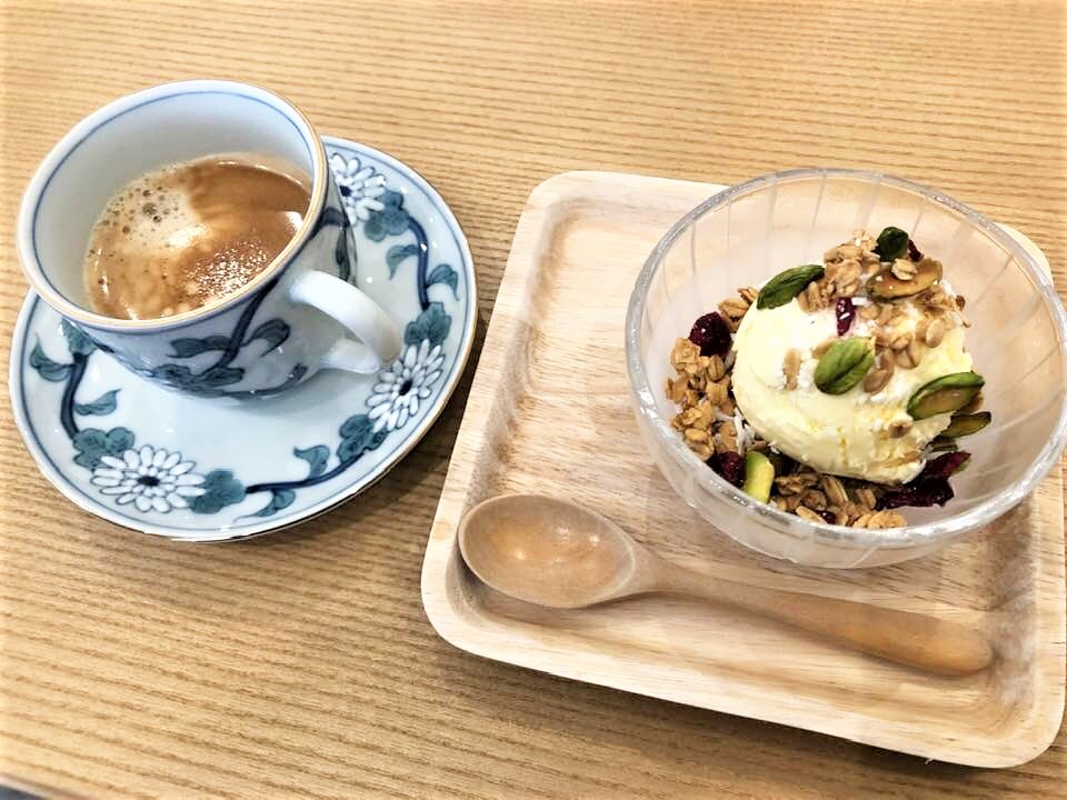 アイスクリームのトッピングのグラノーラをお好みで選べます