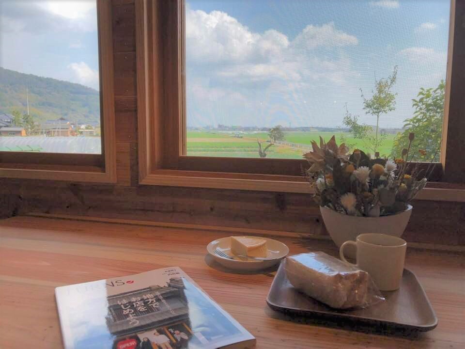 どこまでも続く田園風景を眺めながらティータイムをどうぞ